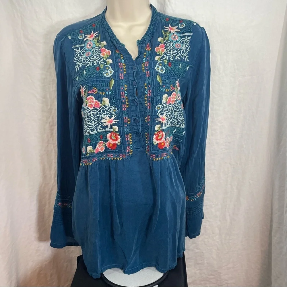 Johnny Was Embroidered Blue Women's Top size S. Boho Floral Festive. Pre-owned
